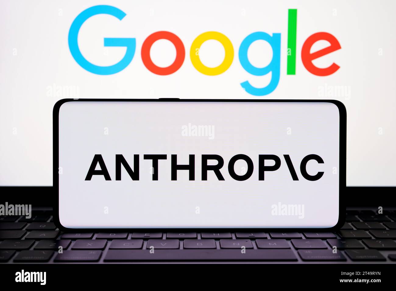 Logo de société de recherche anthropique IA vu sur le smartphone et logo GOOGLE vu sur le fond. Stafford, Royaume-Uni, 29 octobre 2023 Banque D'Images