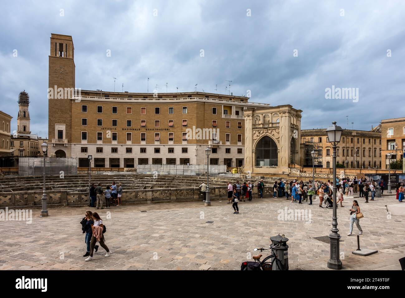 La place principale dans la vieille ville de Lecce, en Italie avec l'amphithéâtre romain dont l'existence a été redécouverte en 1901. Un lieu touristique très populaire. Banque D'Images