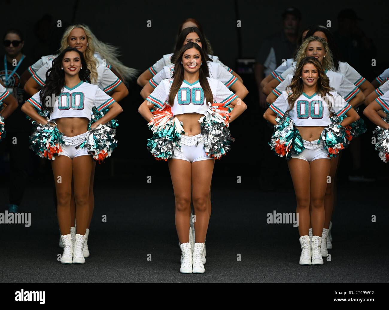 Miami, États-Unis. 29 octobre 2023. Les cheerleaders Dolphins de Miami sont vus avant le match contre les Patriots de la Nouvelle-Angleterre lors de la semaine 8 de la saison de la NFL au Hard Rock Stadium de Miami, Floride, le dimanche 29 octobre 2023. Photo de Larry Marano/UPI crédit : UPI/Alamy Live News Banque D'Images