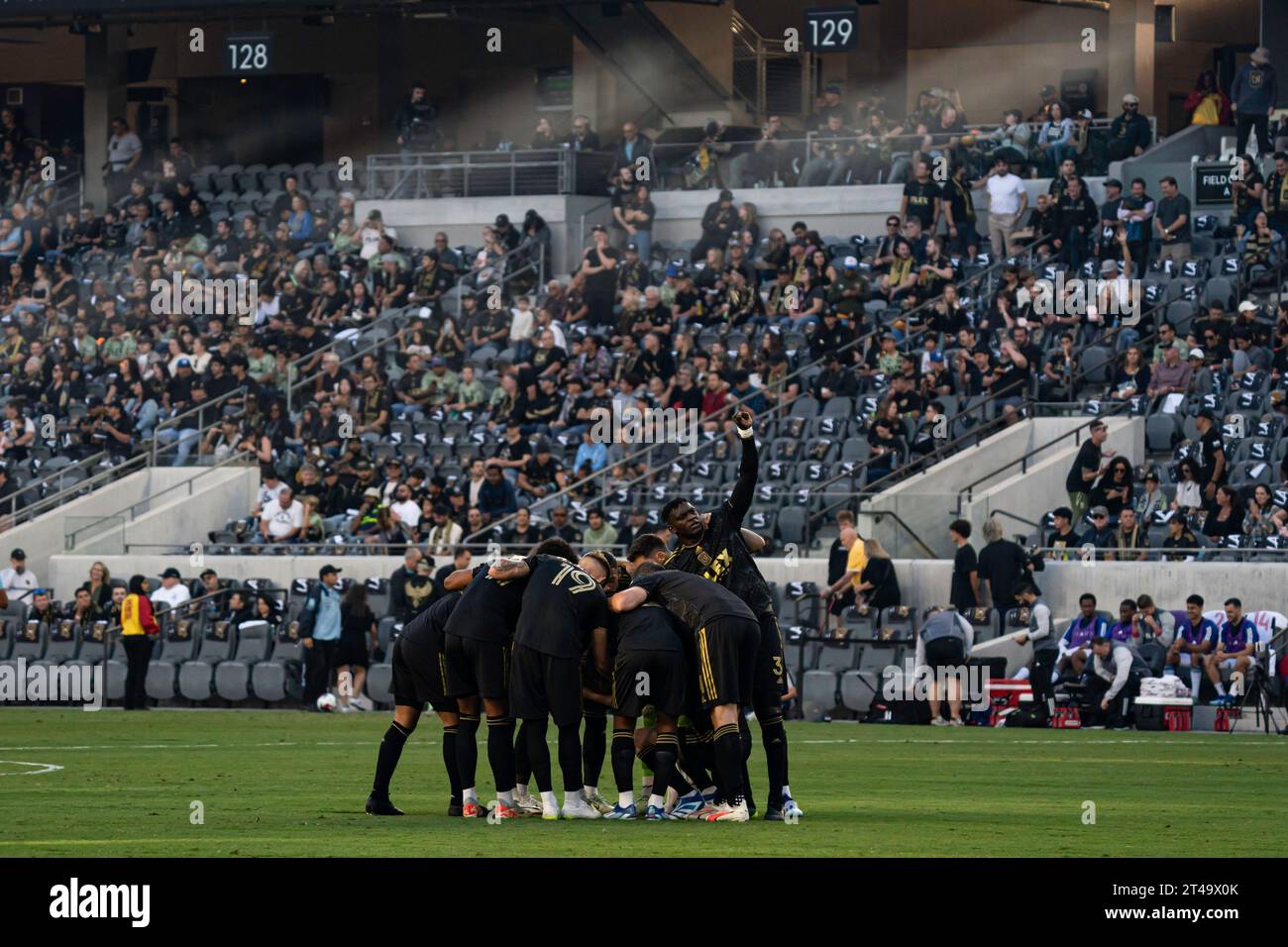 Caucus LAFC avant le coup d’envoi pendant le match 1 de la première ronde des éliminatoires de la MLS contre les Whitecaps de Vancouver, samedi 28 octobre 2023, au BMO S Banque D'Images Caucus LAFC avant le coup d’envoi pendant le match 1 de la première ronde des éliminatoires de la MLS contre les Whitecaps de Vancouver, samedi 28 octobre 2023, au BMO S Banque D'Images