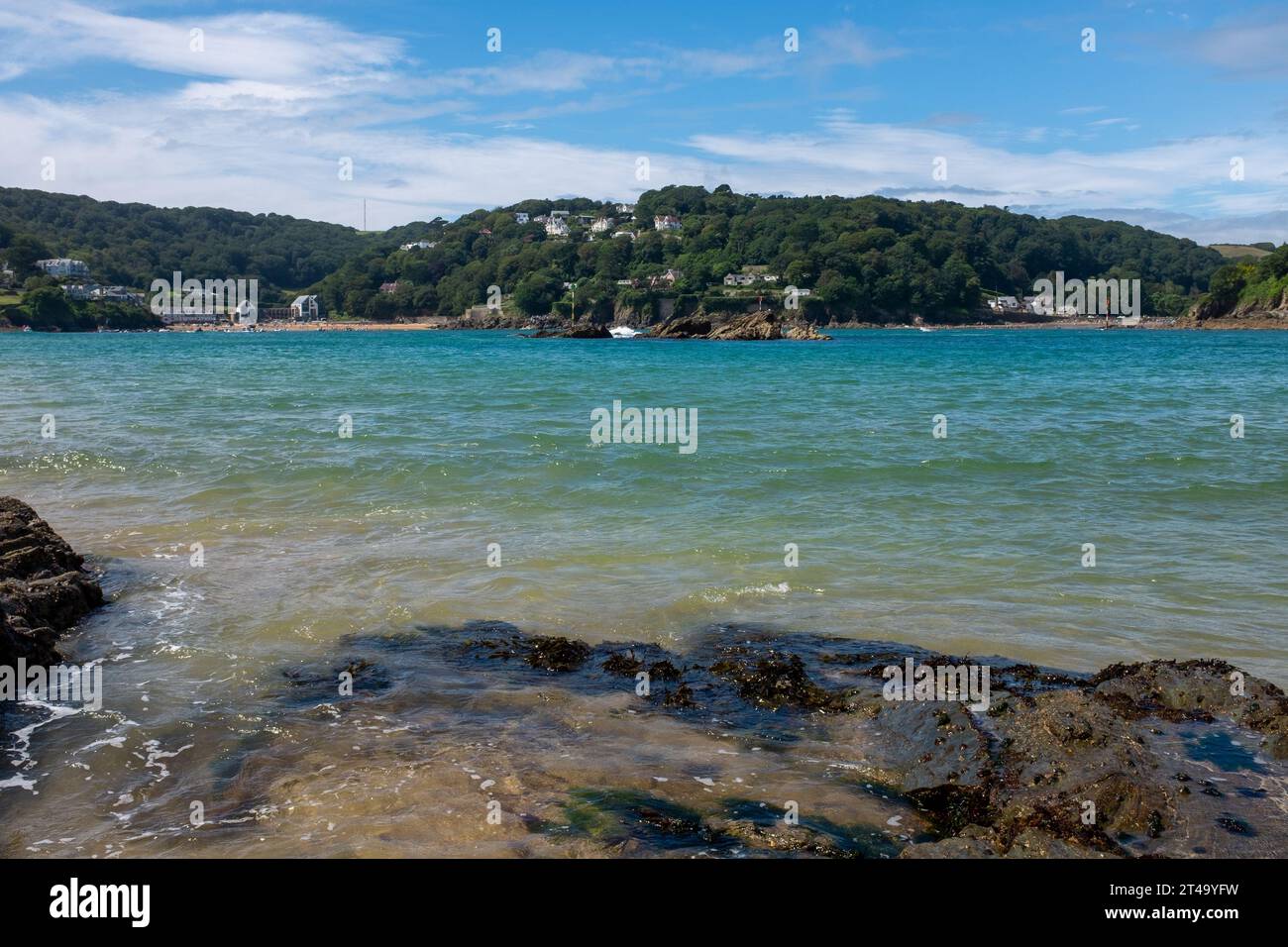 Vue sur la plage de South Sands et l'hôtel par une belle journée d'été avec ciel bleu et eau, prise de Sunny Cove Beach, East Portlemouth. Banque D'Images