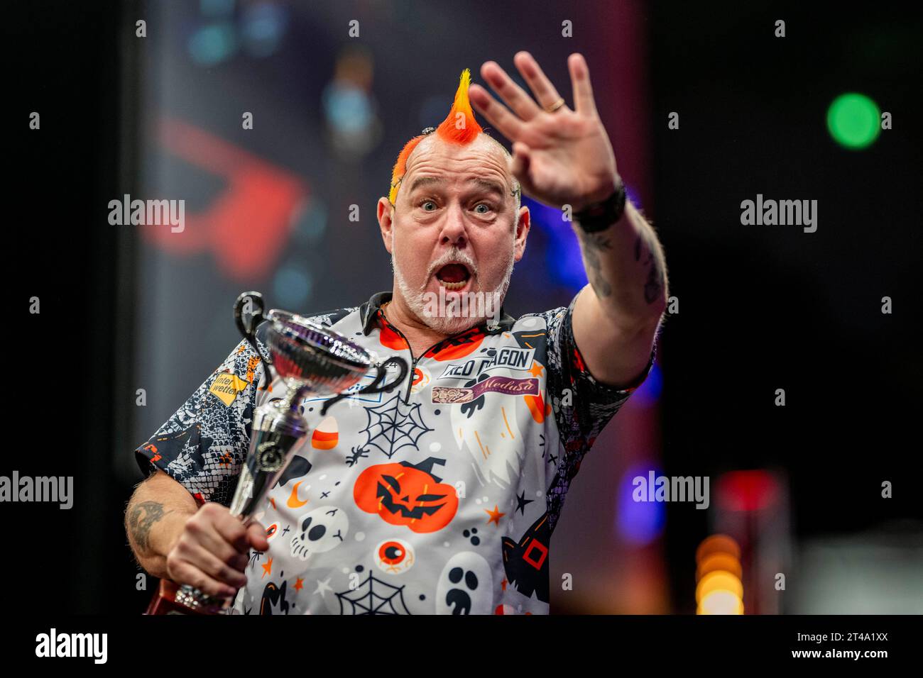 Dortmund, Allemagne. 29 octobre 2023. Fléchettes : Championnat d'Europe, dernier jour, finale : P. Wright - J. Wade : Peter Wright acclame après sa victoire avec le trophée. Crédit : David Inderlied/dpa/Alamy Live News Banque D'Images