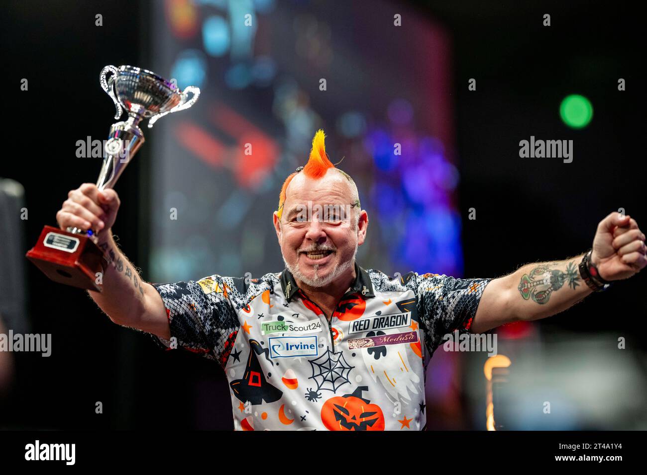 Dortmund, Allemagne. 29 octobre 2023. Fléchettes : Championnat d'Europe, dernier jour, finale : P. Wright - J. Wade : Peter Wright acclame après sa victoire avec le trophée. Crédit : David Inderlied/dpa/Alamy Live News Banque D'Images