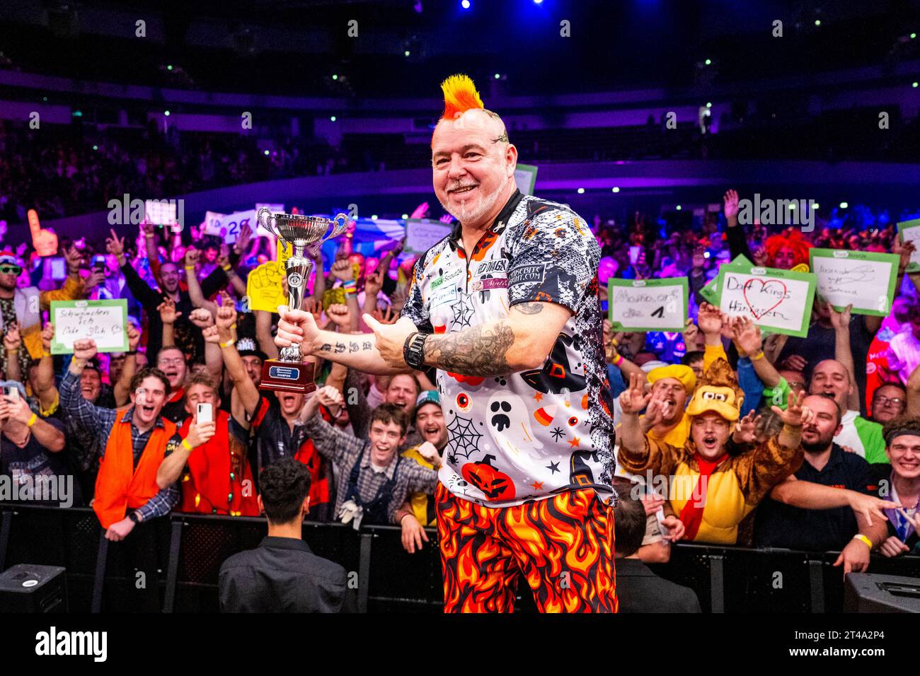 Dortmund, Allemagne. 30 octobre 2023. Fléchettes : Championnat d'Europe, dernier jour, finale : Peter Wright - James Wade : le nouveau champion d'Europe Peter Wright présente le trophée avec les fans après sa victoire. Crédit : David Inderlied/dpa/Alamy Live News Banque D'Images