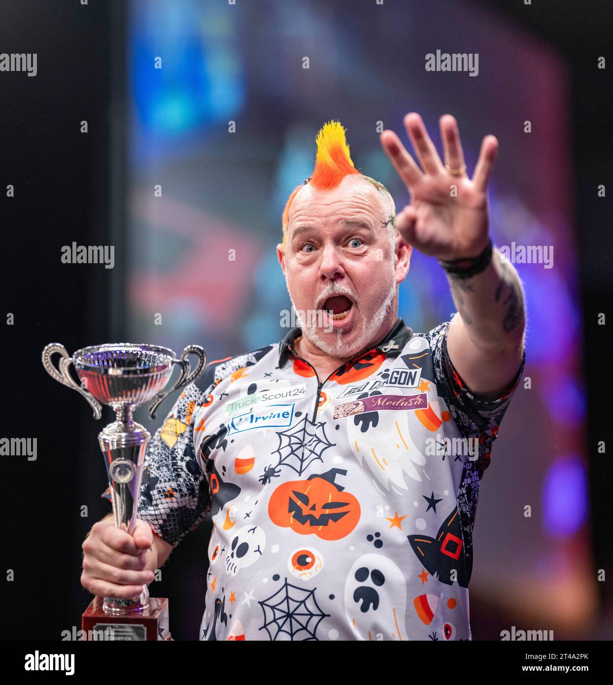 Dortmund, Allemagne. 29 octobre 2023. Fléchettes : Championnat d'Europe, dernier jour, finale : Peter Wright - James Wade : le nouveau champion d'Europe Peter Wright présente le trophée après sa victoire et les vagues aux fans. Crédit : David Inderlied/dpa/Alamy Live News Banque D'Images