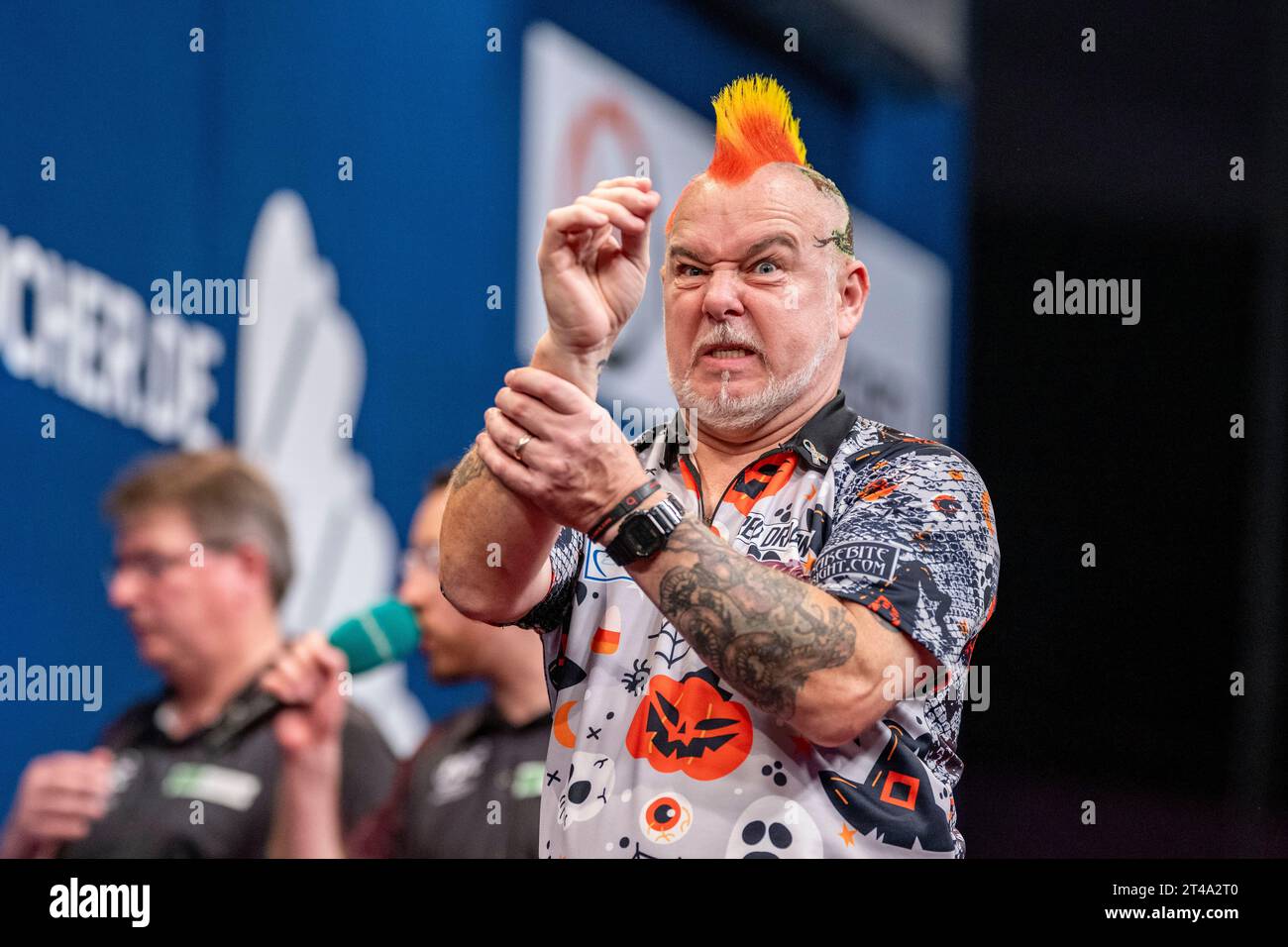 Dortmund, Allemagne. 29 octobre 2023. Fléchettes : European Championship, final Day, final : Peter Wright - James Wade : Peter Wright tient son poignet et contorse son visage. Crédit : David Inderlied/dpa/Alamy Live News Banque D'Images