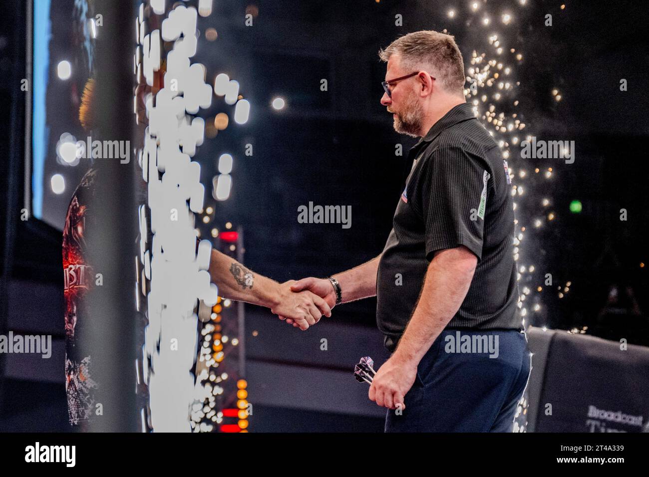 Dortmund, Allemagne. 30 octobre 2023. Fléchettes : Championnat d'Europe, dernier jour, finale : Peter Wright - James Wade : James Wade (à droite) félicite Peter Wright par une fontaine pyro. Crédit : David Inderlied/dpa/Alamy Live News Banque D'Images