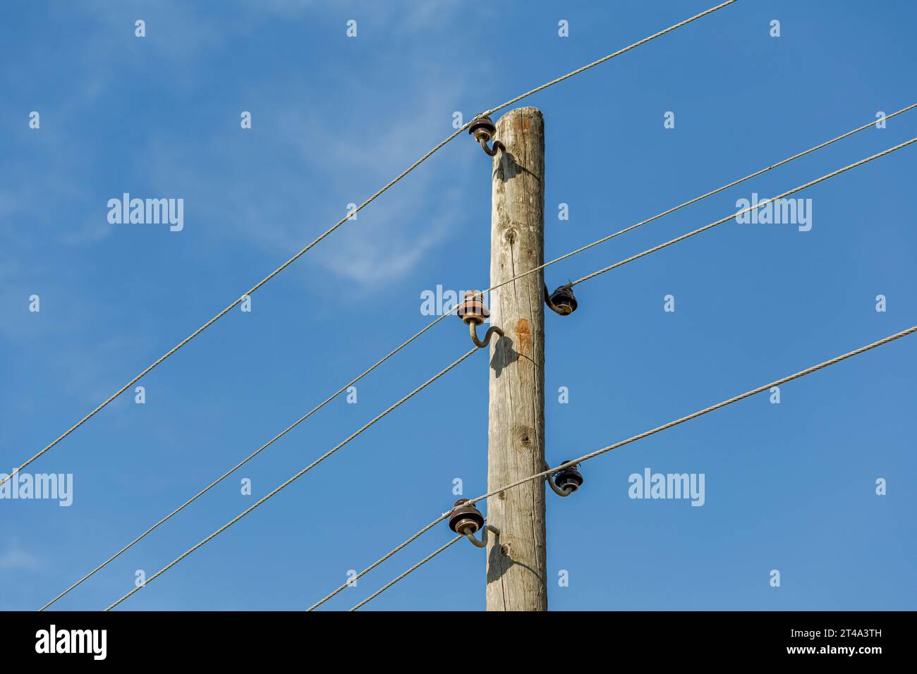 Poteau électrique en bois et câbles électriques en métal. Banque D'Images