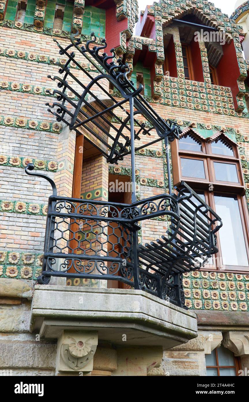 Un balcon enchanteur avec banc de Gaudí à El Capricho, un chef-d'œuvre fantaisiste à Comillas. Banque D'Images