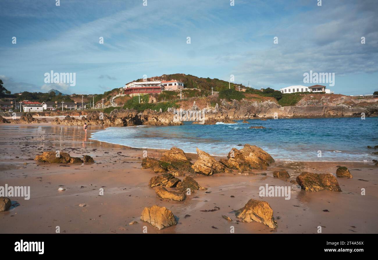 Une scène tranquille sur la plage de Toró à Llanes, baignée de soleil par une belle journée ensoleillée Banque D'Images