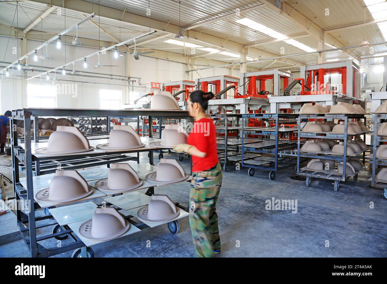 COMTÉ de LUANNAN - JANVIER 5 : les travailleurs occupés à transporter des produits semi-finis en céramique dans un entrepôt, dans la ZhongTong Ceramics Co., Ltd 5 janvier 20 Banque D'Images