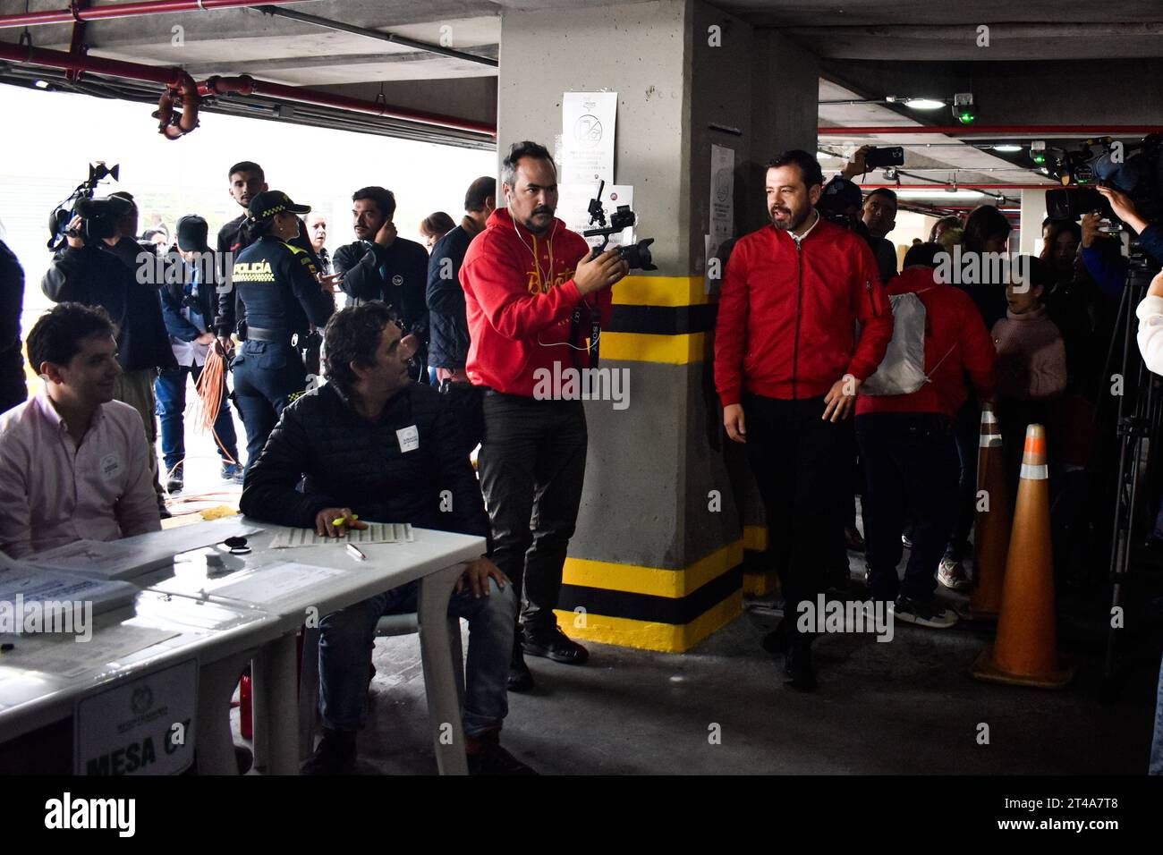 Bogota, Colombie. 29 octobre 2023. Le candidat au maire Carlos Fernando Galan vote lors des élections régionales de Colombias, à Bogota, le 29 octobre 2023. Photo : Cristian Bayona/long Visual Press crédit : long Visual Press/Alamy Live News Banque D'Images