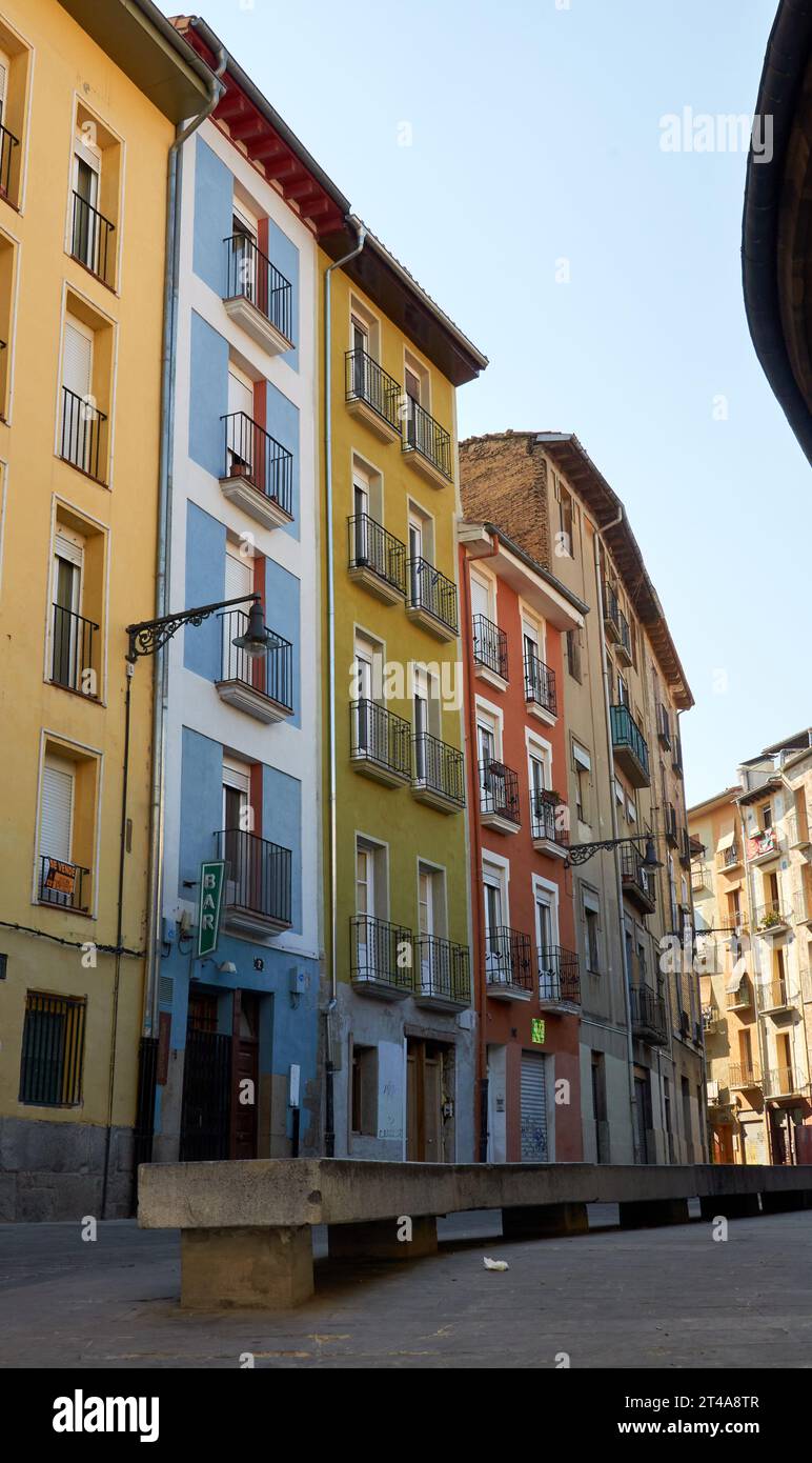 Vue sur les bâtiments élancés aux façades vibrantes, ajoutant une touche de charme à la ville Banque D'Images