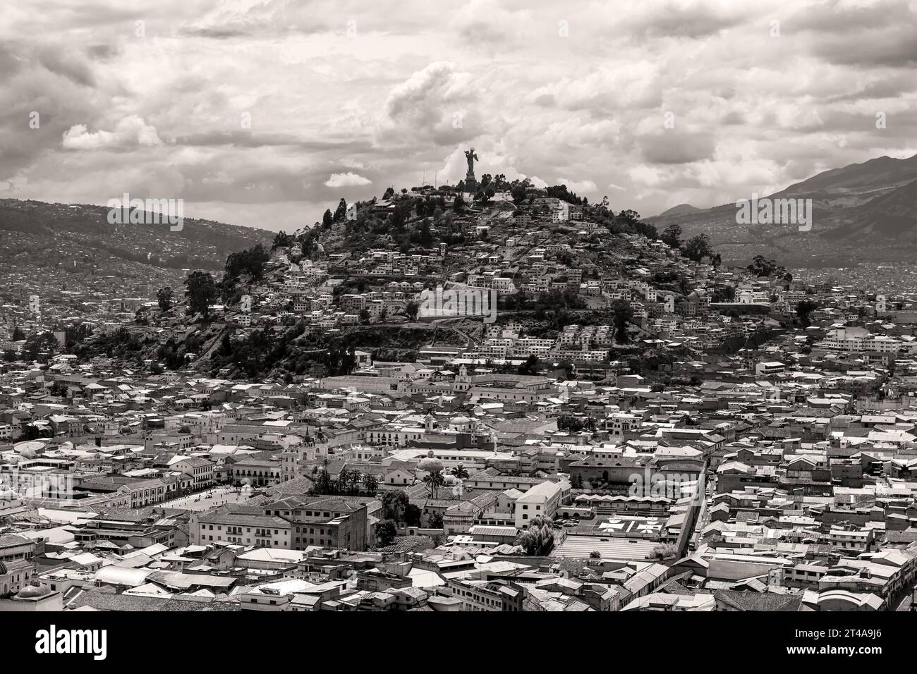 Paysage urbain sépia de Quito avec Panecillo Hill avec Vierge, Quito, Équateur. Banque D'Images