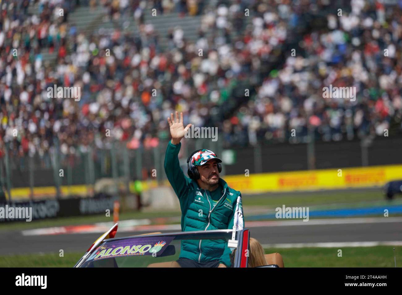 Mexico, Mexico, Mexique. 29 octobre 2023. FERNANDO ALONSO pilote Aston Martin saluant la foule à l'Autodromo Hermanos Rodriguez lors de la présentation et du défilé des pilotes au Grand Prix de Mexico 2023. (Image de crédit : © Luis E Salgado/ZUMA Press Wire) USAGE ÉDITORIAL SEULEMENT! Non destiné à UN USAGE commercial ! Banque D'Images