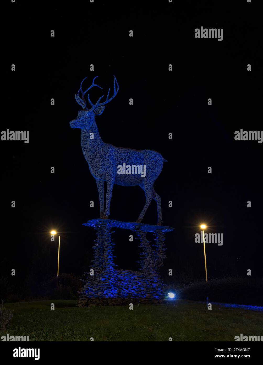 Sculpture de cerf la nuit sur le rond-point à Dunbarton, Écosse Banque D'Images