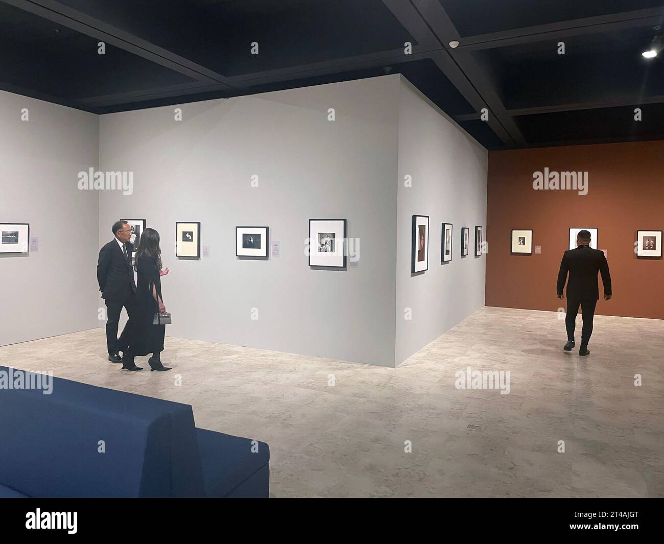 Personnes assistant à une exposition de photographie d'art intitulée The Power of Photography au Bowers Museum de Santa Ana, Orange County, Californie, États-Unis Banque D'Images