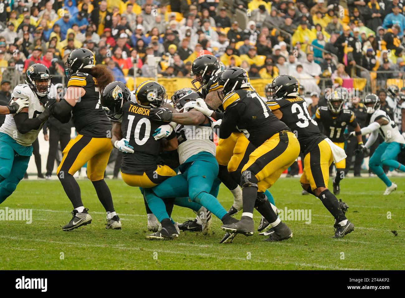 Pittsburgh, Pennsylvanie, États-Unis. 29 octobre 2023. 29 octobre 2023 : Mitch Trubisky #10 lors du match Pittsburgh Steelers vs Jacksonville Jaguars à Pittsburgh PA au stade Arisure. Brook Ward/AMG (image de crédit : © AMG/AMG via ZUMA Press Wire) USAGE ÉDITORIAL SEULEMENT! Non destiné à UN USAGE commercial ! Crédit : ZUMA Press, Inc./Alamy Live News Banque D'Images