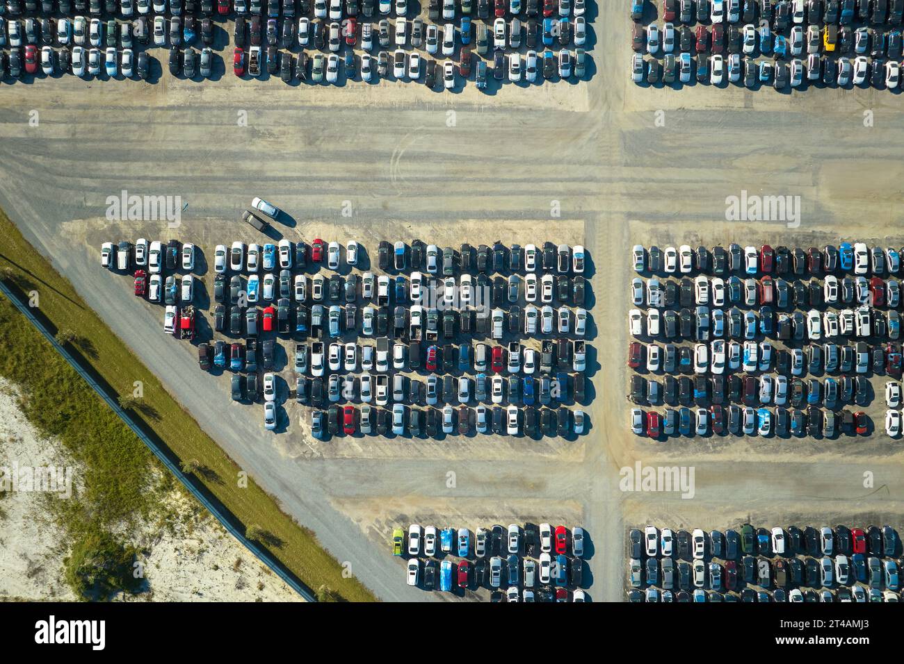 Vue aérienne de la société de vente aux enchères grand parking avec des voitures garées prêtes pour les services de remarketing. Vente de véhicules d'occasion Banque D'Images