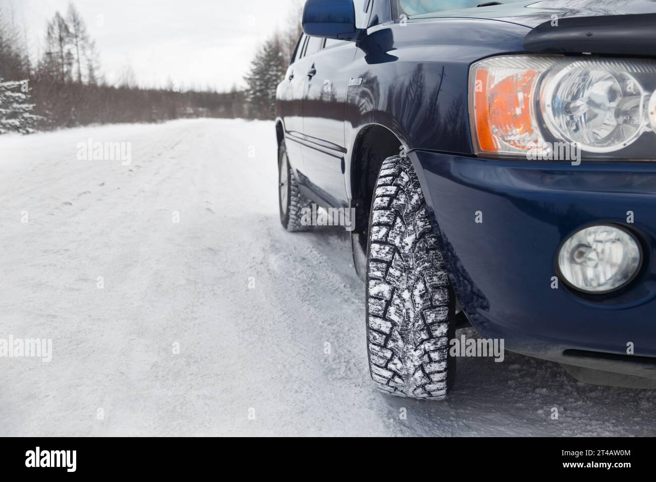 Voiture avec pneus d'hiver sur une route d'hiver Banque D'Images