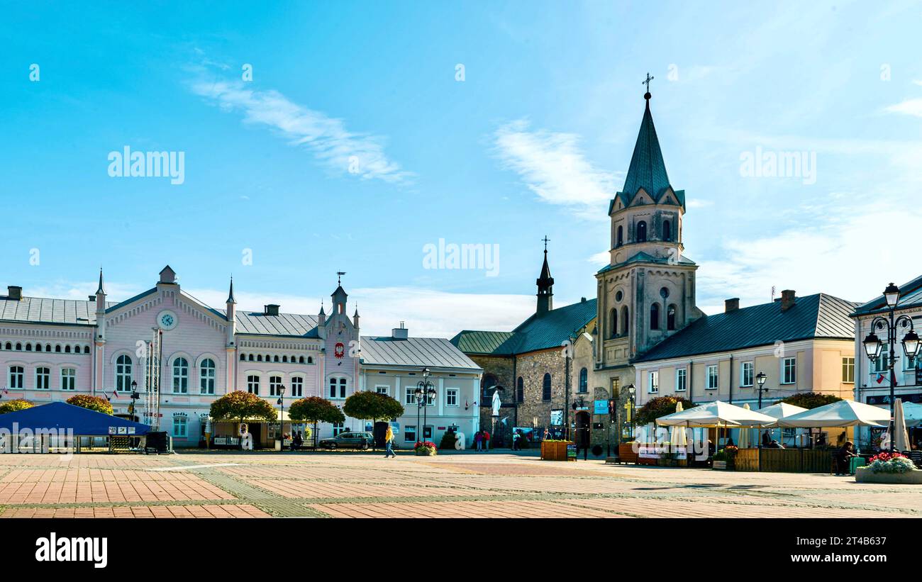 La place du marché de la ville est située sur une colline au-dessus de la vallée de la rivière San. Il est entouré de bâtiments immobiliers des 19e et 20e siècles. Banque D'Images