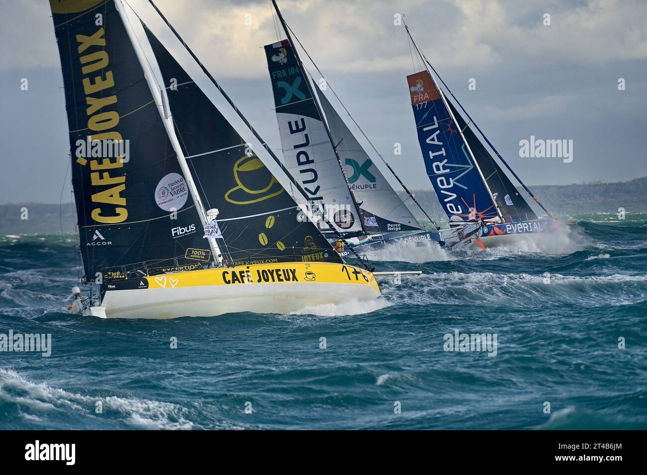 Ultim, Transat Jacques Vabre 2023 en mer agitée, le départ est donné pour l'Ultim, l'Ocean Fifty et la Class40. Dimanche 29 octobre peu après 13:00, au large du Havre, en France, les monocoques de classe 40 naviguent au départ de la course de voiliers à deux mains Jacques Vabre, du Havre à l'île française d'outre-mer de la Martinique, au Havre le 29 octobre 2023. Le départ des Imoca 40 dans la Transat Jacques-Vabre a été retardé en raison du mauvais temps, mais le départ des 55 bateaux dans les autres classes Ultim, Ocean Fifty et Class40 a été maintenu. Photo de Franck Castel/ABACAPRESS.COM Banque D'Images