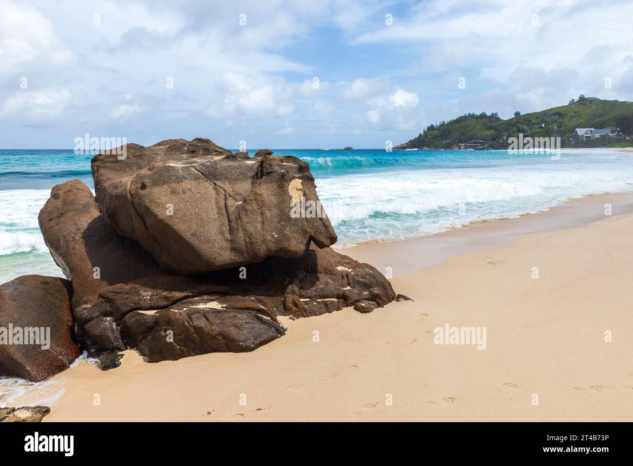 Rochers côtiers sur la côte de la plage d'Anse Intendance. Paysage d'été, île de Mahé, Seychelles Banque D'Images