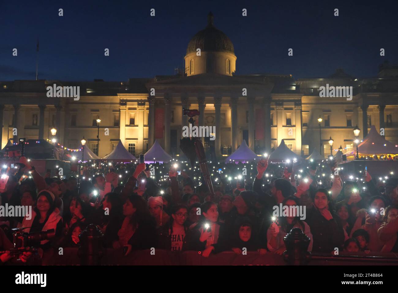 Londres, Royaume-Uni. 29 octobre 2023. Les gens allument les lumières de leur téléphone portable une nuit tombe. Les foules ont continué à profiter du Diwali dans le Square Festival de divertissement alors que les chiffres à Trafalgar Square sont restés solides malgré la bruine et la pluie. Les actes comprenaient une variété d'artistes de comédie, de danse et de musique, dans la 22e année, le festival célébré par des personnes de confessions hindoue, jaïne et sikh, a eu lieu à Trafalgar Square. Crédit : Photographie de onzième heure / Alamy Live News Banque D'Images