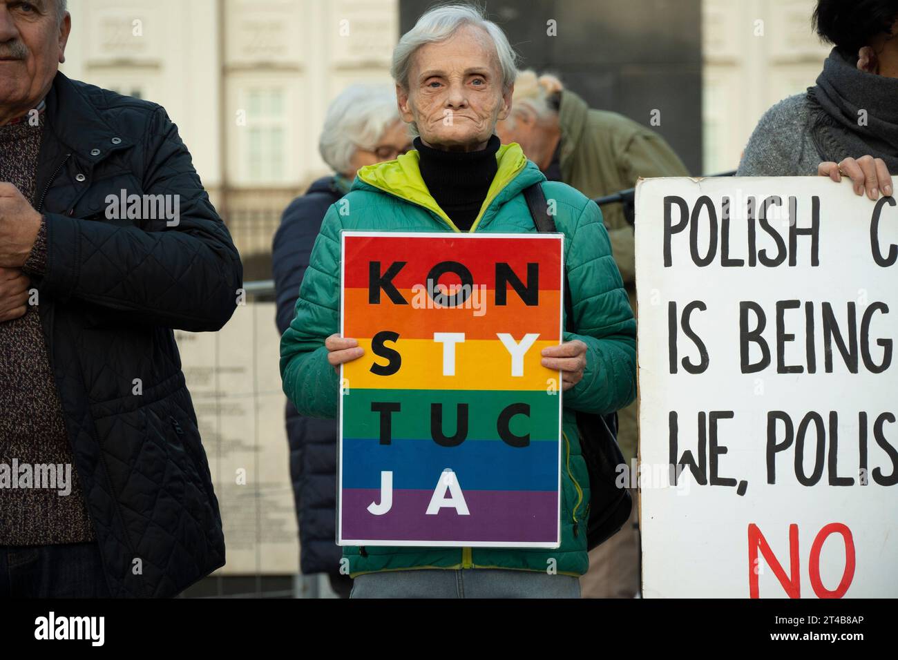 Varsovie, Pologne. 29 octobre 2023. Plusieurs dizaines de personnes ont été vues lors d'un rassemblement anti-gouvernemental devant le Palais présidentiel à Varsovie, en Pologne, le 29 octobre 2023. Les manifestants accusent le gouvernement de droit et Justice d'outrepasser leurs pouvoirs et de reculer sur la démocratie. (Photo Jaap Arriens/Sipa USA) crédit : SIPA USA/Alamy Live News Banque D'Images