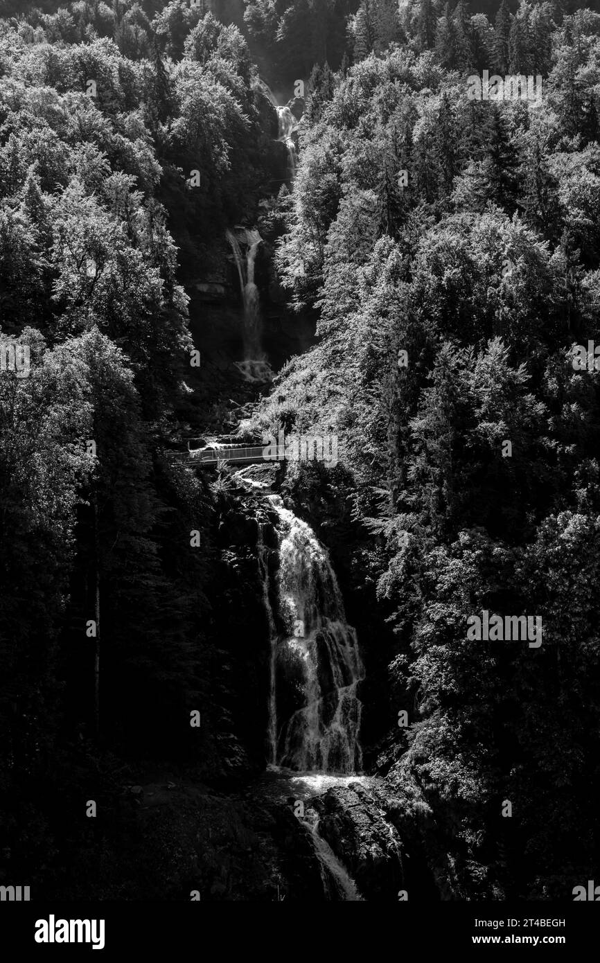 La cascade de Giessbach sur le flanc de la montagne avec la lumière du soleil à Brienz, Oberland bernois, canton de Berne, Suisse Banque D'Images