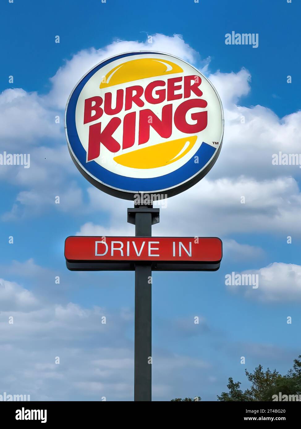 Logo et publicité pour la chaîne de restauration rapide Burger King avec les mots Drive In Below, ciel bleu avec des nuages blancs en arrière-plan, International Banque D'Images