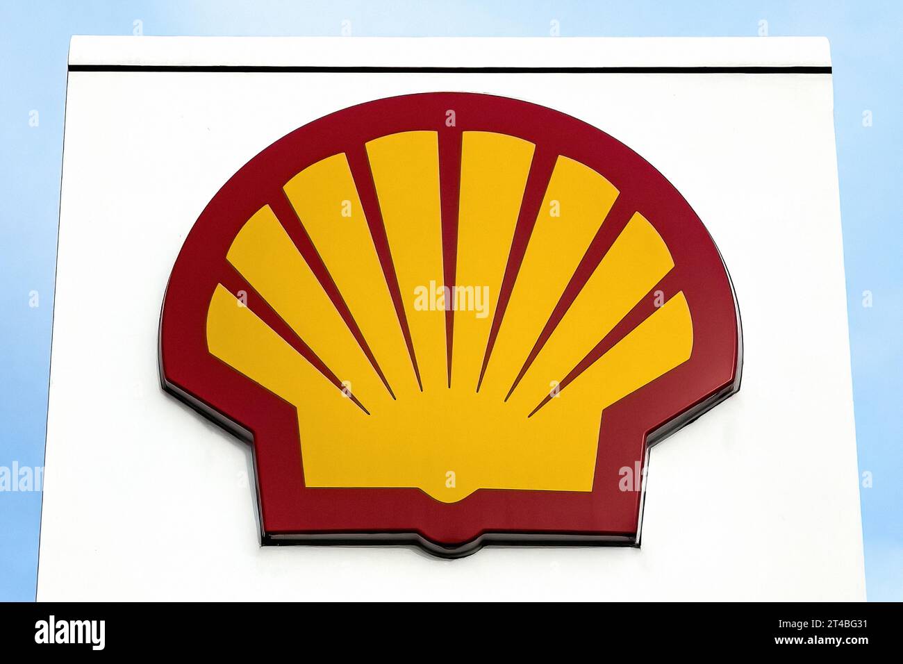 Logo en forme de coquille Saint-Jacques stylisée de la compagnie pétrolière multinationale pétrolière opérateur de station-service pour essence diesel Shell à la station-service Banque D'Images