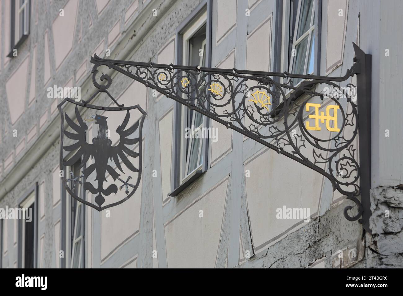 Bouclier nasal avec figure d'aigle et initiales E et B, lettres, E, B, noir, Marktstrasse, Nuertingen, Neckartal, Baden-Wuerttemberg, Allemagne Banque D'Images