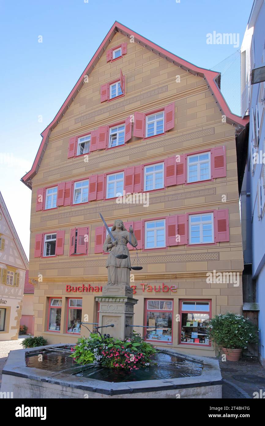 Fontaine du marché avec figure de Justitia et maison historique à colombages, place du marché, Waiblingen, Baden-Wuerttemberg, Allemagne Banque D'Images