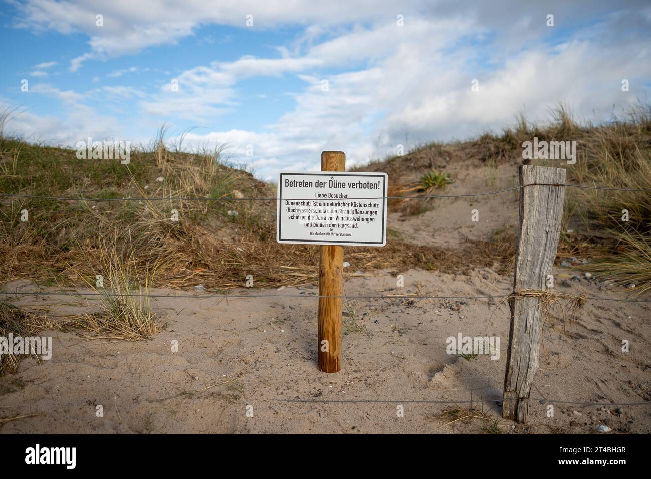 Betrett der Dünen verboten. Warnhinweisschild in der Düne. Heiligenhafen, Schleswig-Holstein, Kreis Ostholstein, Halbinsel Wagrin, Ostsee, Urlaub, Tourist, Ausflug, Fehmarn *** entrée dans les dunes panneau d'avertissement interdit dans la dune Heiligenhafen, Schleswig Holstein, district Ostholstein, péninsule de Wagrin, mer Baltique, vacances, tourisme, excursion, Fehmarn crédit : Imago/Alamy Live News Banque D'Images