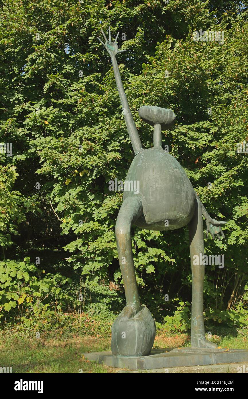 Sculpture Prometheus de Heinrich Kirchner 1980, figure, bras, vers le haut, réjouissez-vous, haut, au-dessus, saisir, main, joie, geste, salutation, salutations, geste Banque D'Images