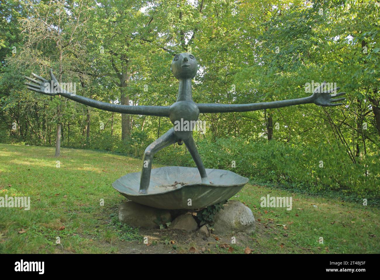Sculpture Homme dans un bateau par Heinrich Kirchner 1977, figure, debout, bras, étirer, large, long, geste, mains, ouvert, bateau à rames, forêt Banque D'Images