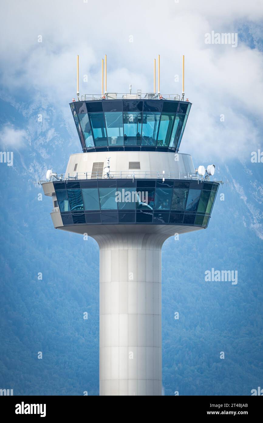 Tour de l'aéroport devant les montagnes dans le brouillard, Salzbourg, Autriche Banque D'Images