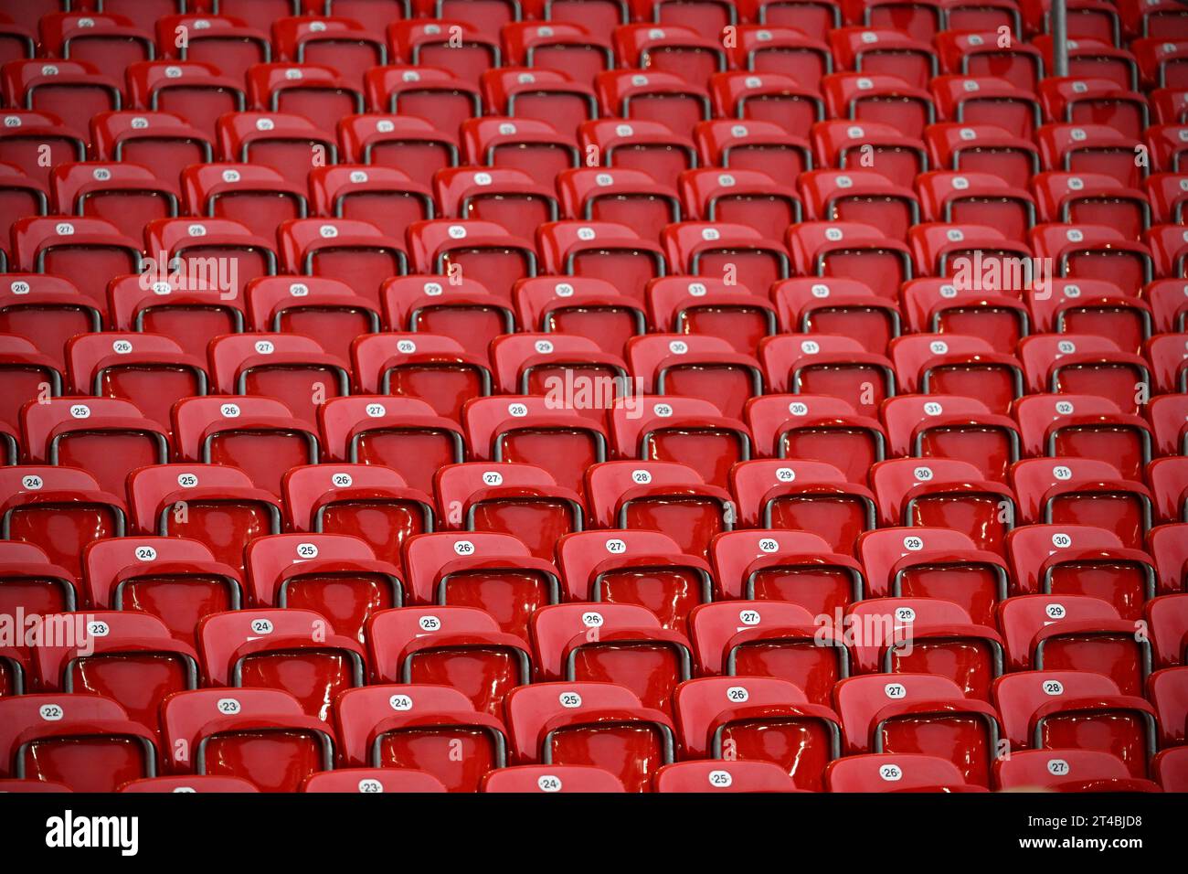 Sièges vides, rangées de sièges, sièges, numérotés, rouges, tribune, MHPArena, MHP Arena Stuttgart, Baden-Wuerttemberg, Allemagne Banque D'Images