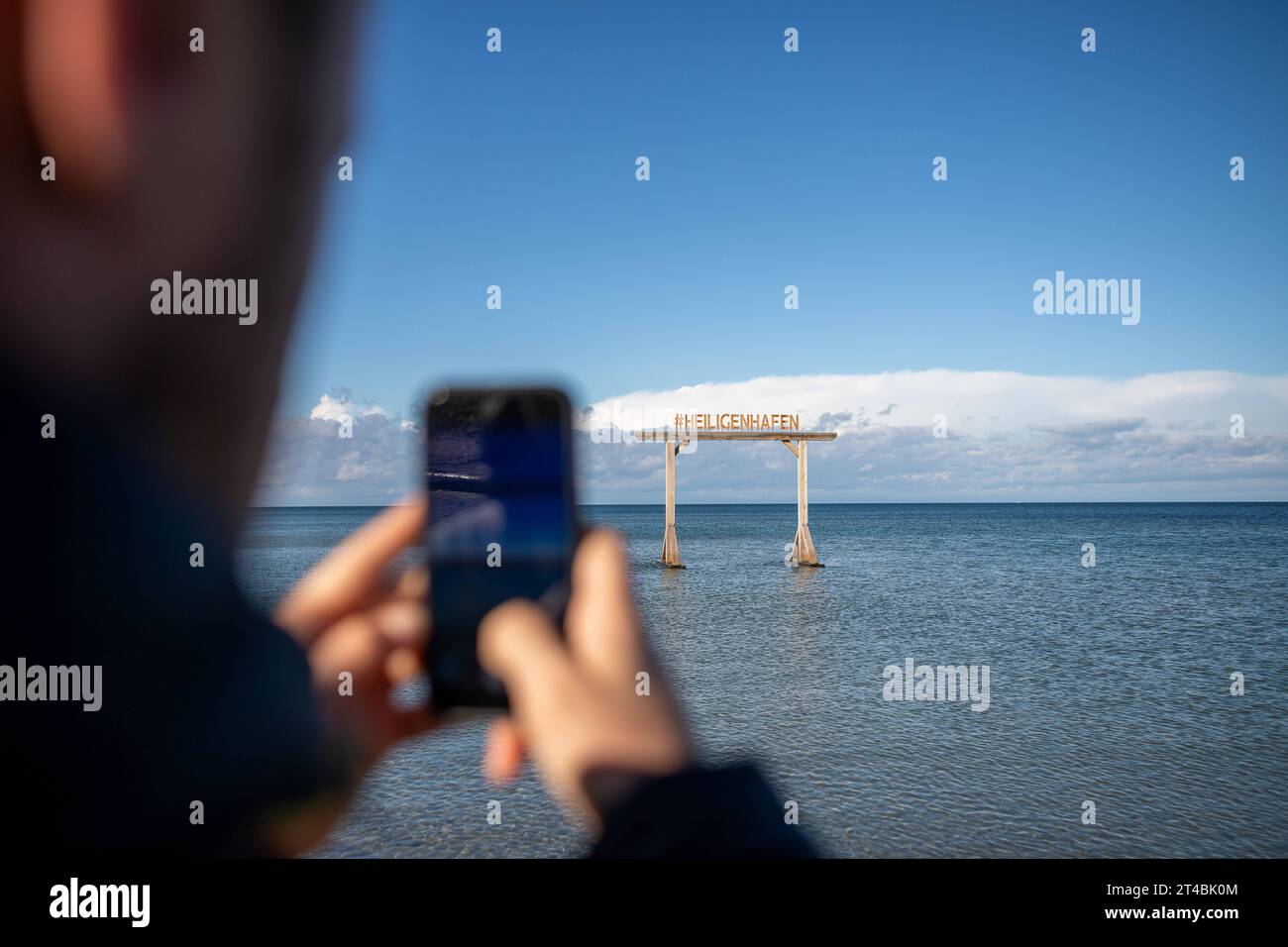 Die Wasserschaukel in der Ostsee vor Heiligenhafen ist ein beliebtes Fotomotiv BEI Touristen. Heiligenhafen, Schleswig-Holstein, Kreis Ostholstein, Halbinsel Wagrin, Ostsee, Urlaub, touriste, Ausflug, Fehmarn *** le swing d'eau dans la mer Baltique au large de Heiligenhafen est un motif photo populaire avec les touristes Heiligenhafen, Schleswig Holstein, district Ostholstein, péninsule Wagrin, mer Baltique, vacances, tourisme, excursion, Fehmarn crédit : Imago/Alamy Live News Banque D'Images