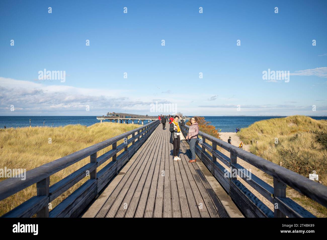 Blick auf die Seebrücke von Heiligenhafen mit Touristen Heiligenhafen, Schleswig-Holstein, Kreis Ostholstein, Halbinsel Wagrin, Ostsee, Urlaub, Tourisme, Ausflug, Fehmarn *** vue de la jetée de Heiligenhafen avec des touristes Heiligenhafen, Schleswig Holstein, district Ostholstein, péninsule Wagrin, Mer Baltique, vacances, tourisme, voyage, Fehmarn crédit : Imago/Alamy Live News Banque D'Images