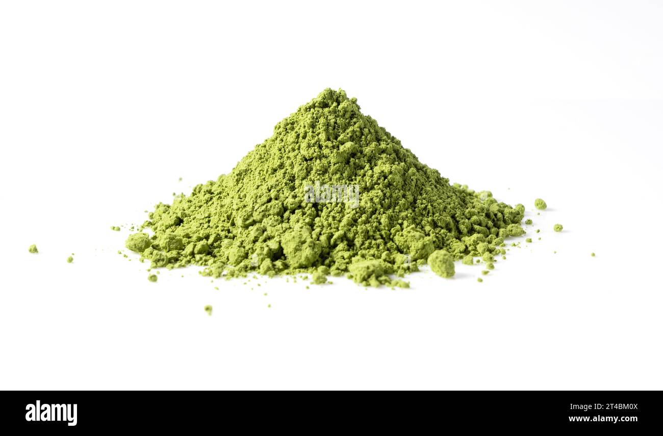 Thé vert matcha sur fond blanc. Poudre de matcha. Banque D'Images