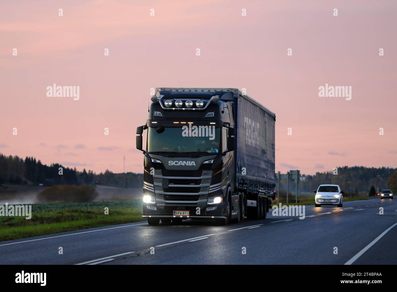 Black Scania S500 camion semi-remorque transporte des marchandises le long de l'autoroute à l'aube. Salo, Finlande. 13 octobre 2023. Banque D'Images