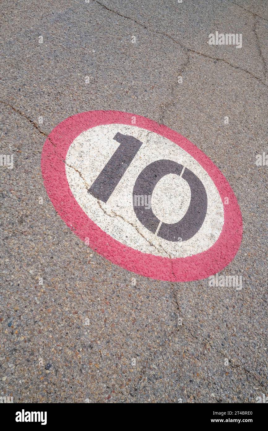 10 panneau de limite de vitesse peint sur le tarmac d'asphalte routier Banque D'Images