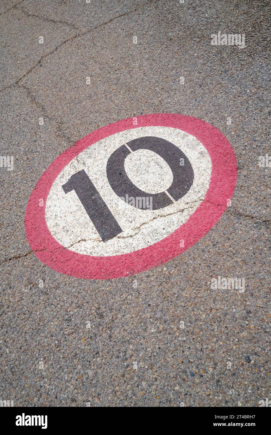 10 panneau de limite de vitesse peint sur le tarmac d'asphalte routier Banque D'Images