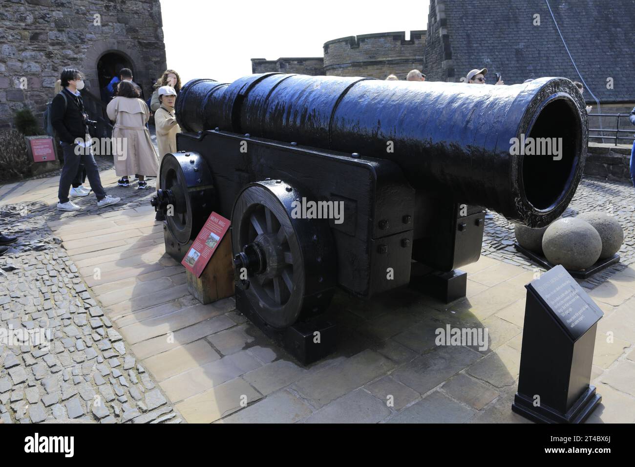 Vue de Mons Meg Canon sur les remparts du château d'Édimbourg, Écosse, Royaume-Uni Banque D'Images