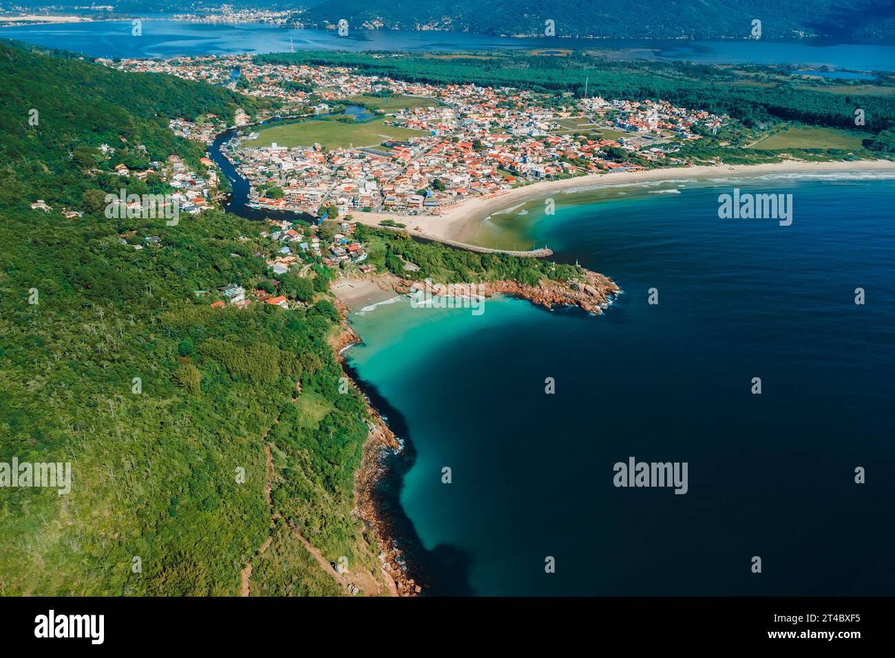 Vue aérienne du littoral avec plage, montagnes et océan au Brésil. Barra da lagoa à Florianopolis Banque D'Images