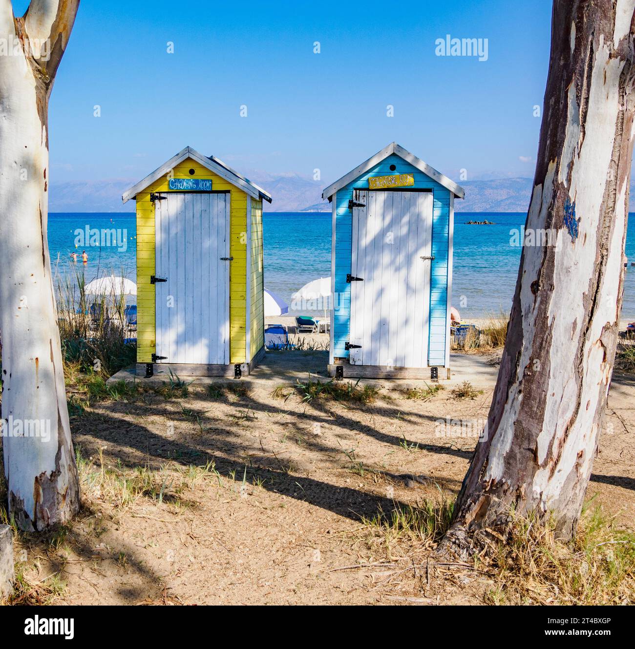 Changement de plage cabanes à Agios Spiridonas sur la côte nord de Corfou dans les îles grecques Ioniennes Banque D'Images