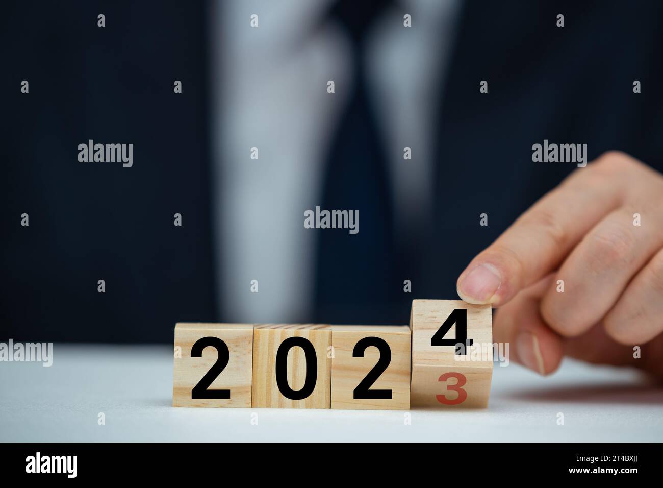 Retournement de 2023 à 2024 sur flip block pour préparer le changement de nouvelle année et commencer un nouveau concept de stratégie d'objectif d'entreprise. Banque D'Images