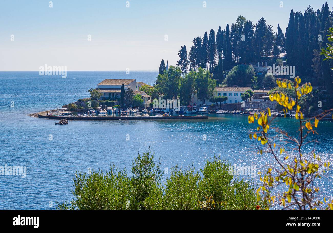 Le joli petit port de pêche de Kouloura sur la côte nord-est de Corfou dans les îles Ioniennes de Grèce Banque D'Images